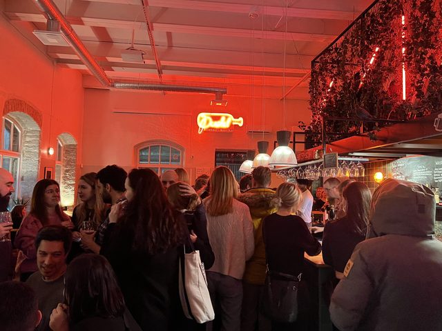 Pudel Baar interior on a busy evening